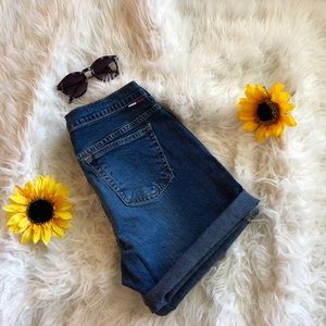 2000s Vintage Tommy Hilfiger denim shorts sz 31”